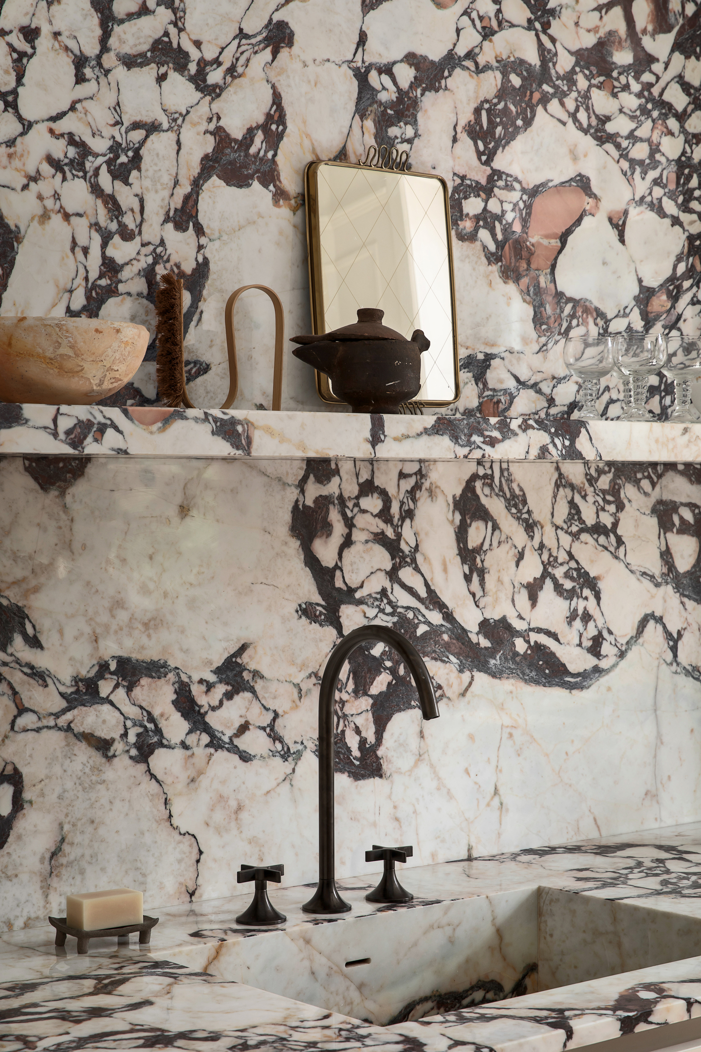 Modernt k&ouml;k med stenb&auml;nk &mdash; Kitchens.se