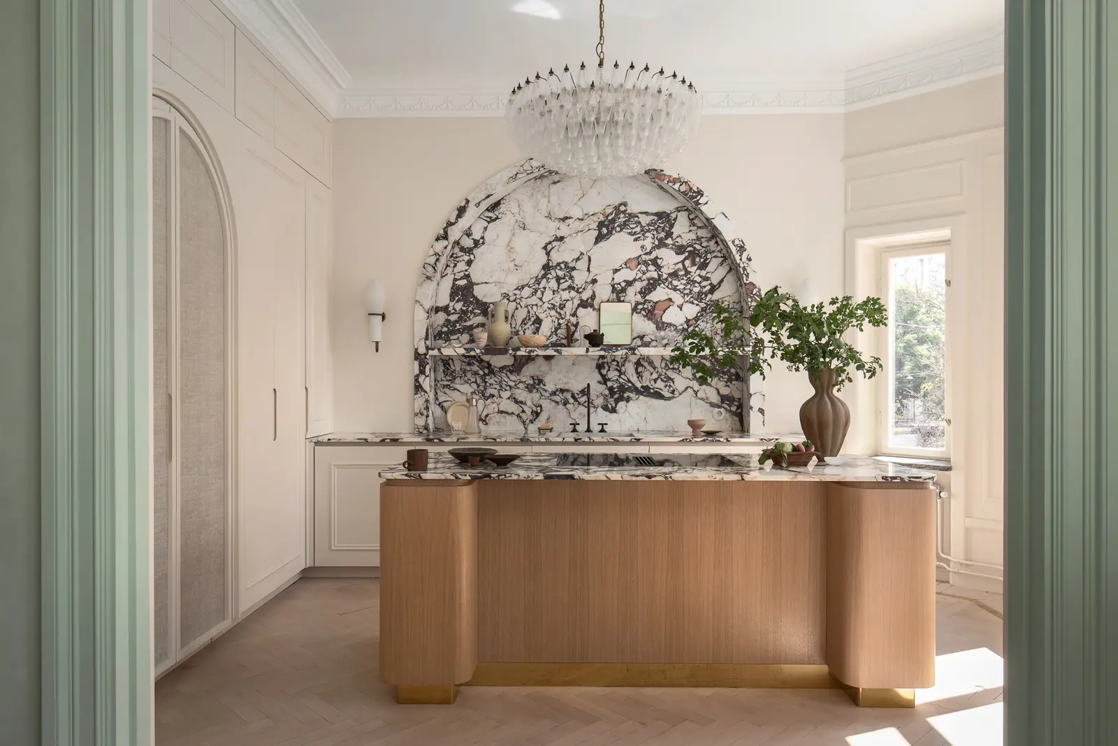 Exklusivt kök med bänkskiva i natursten