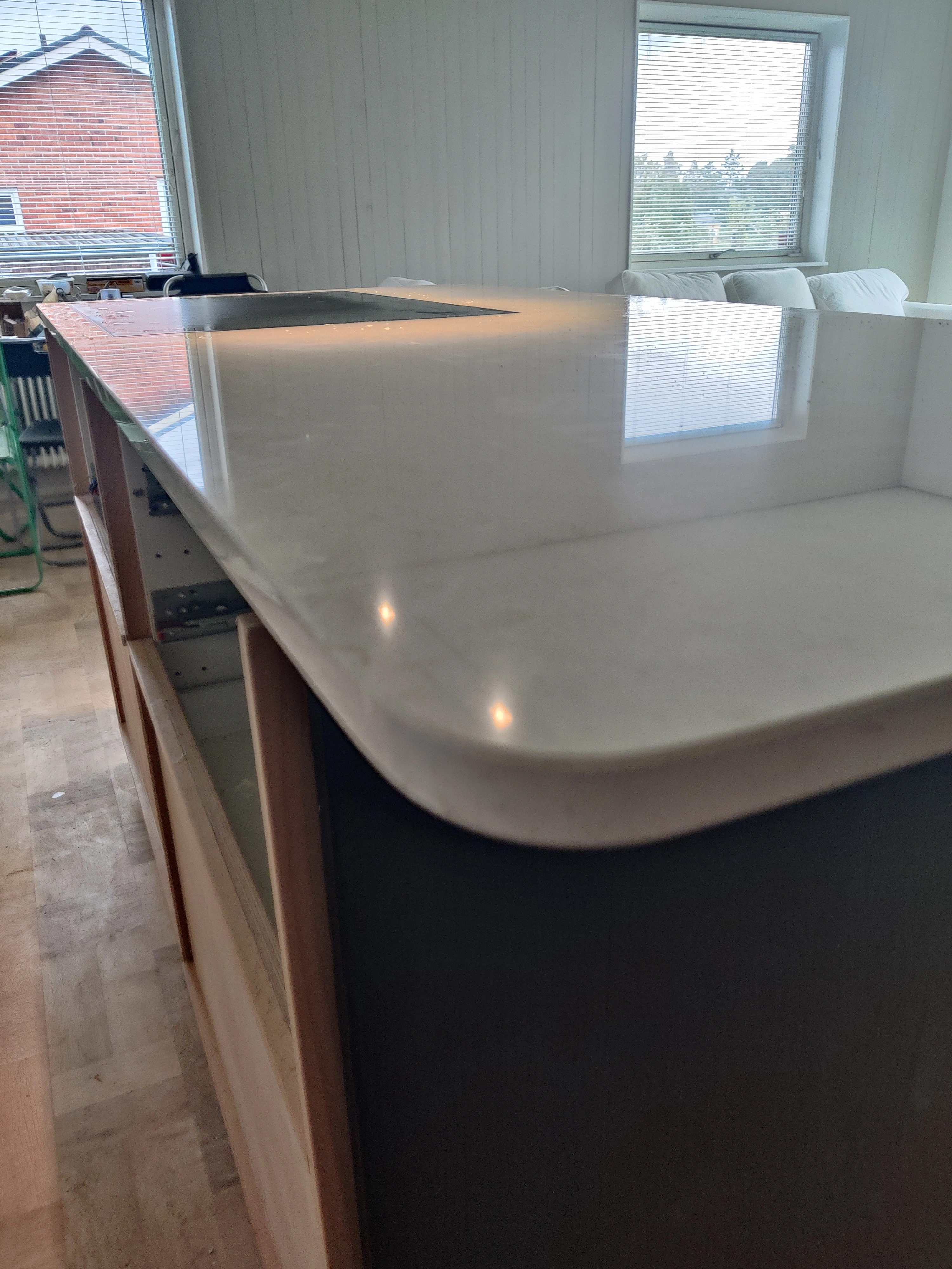 Rundat hörn på köksö med bänkskiva i Noble Vintage hos en Kitchens-kund