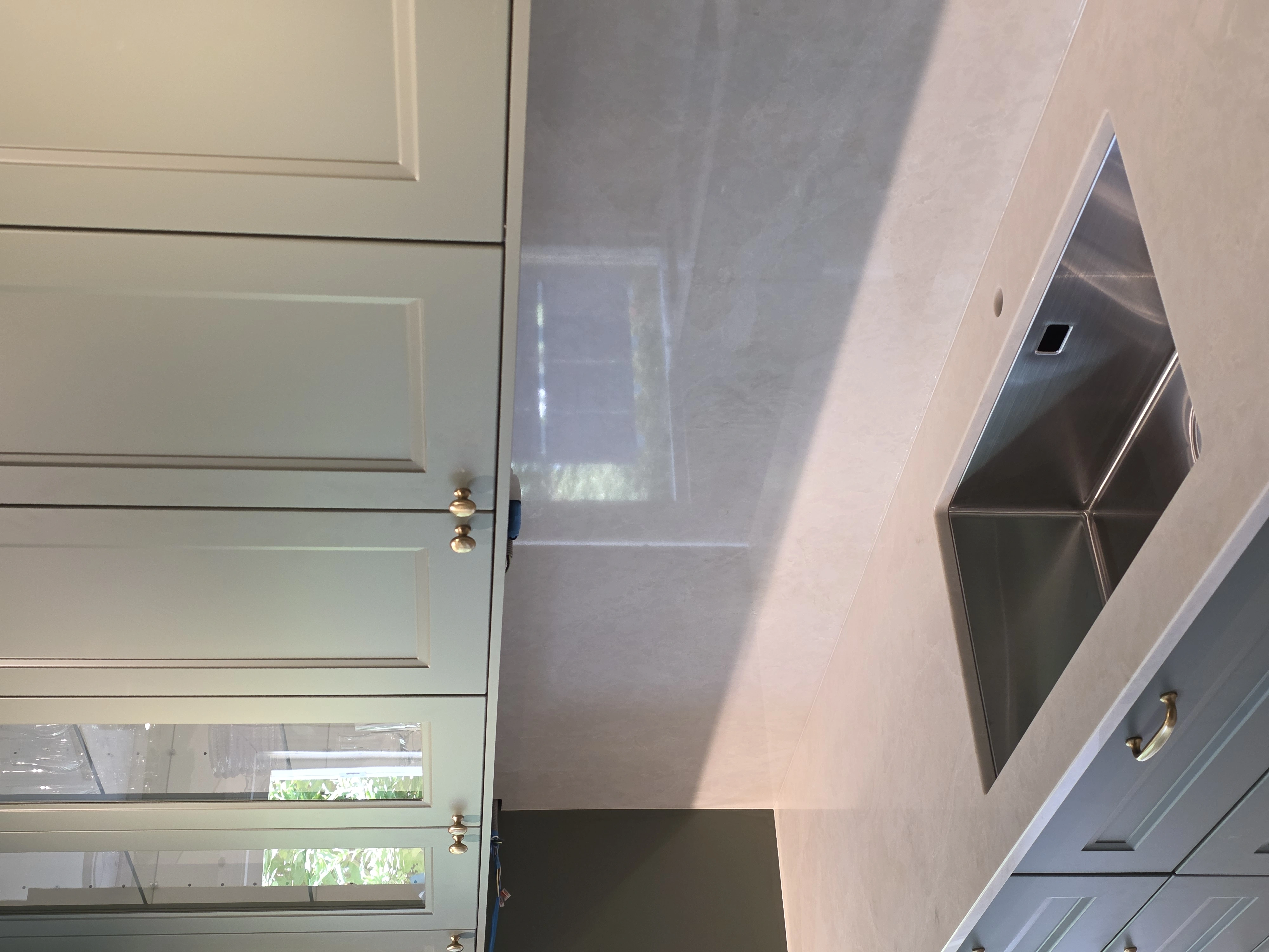 Kundkök med ljusa fronter och bänkskiva i Tarn, monterad av Kitchens