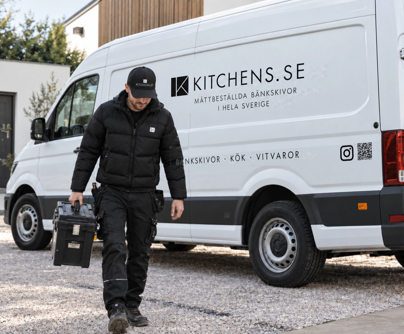Medarbetare från Kitchens vid företagets leveransbil