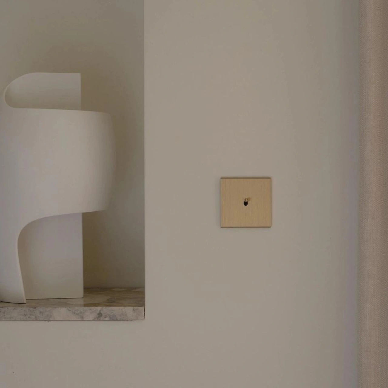 Confidence Strömbrytare singel - Borstad mässing