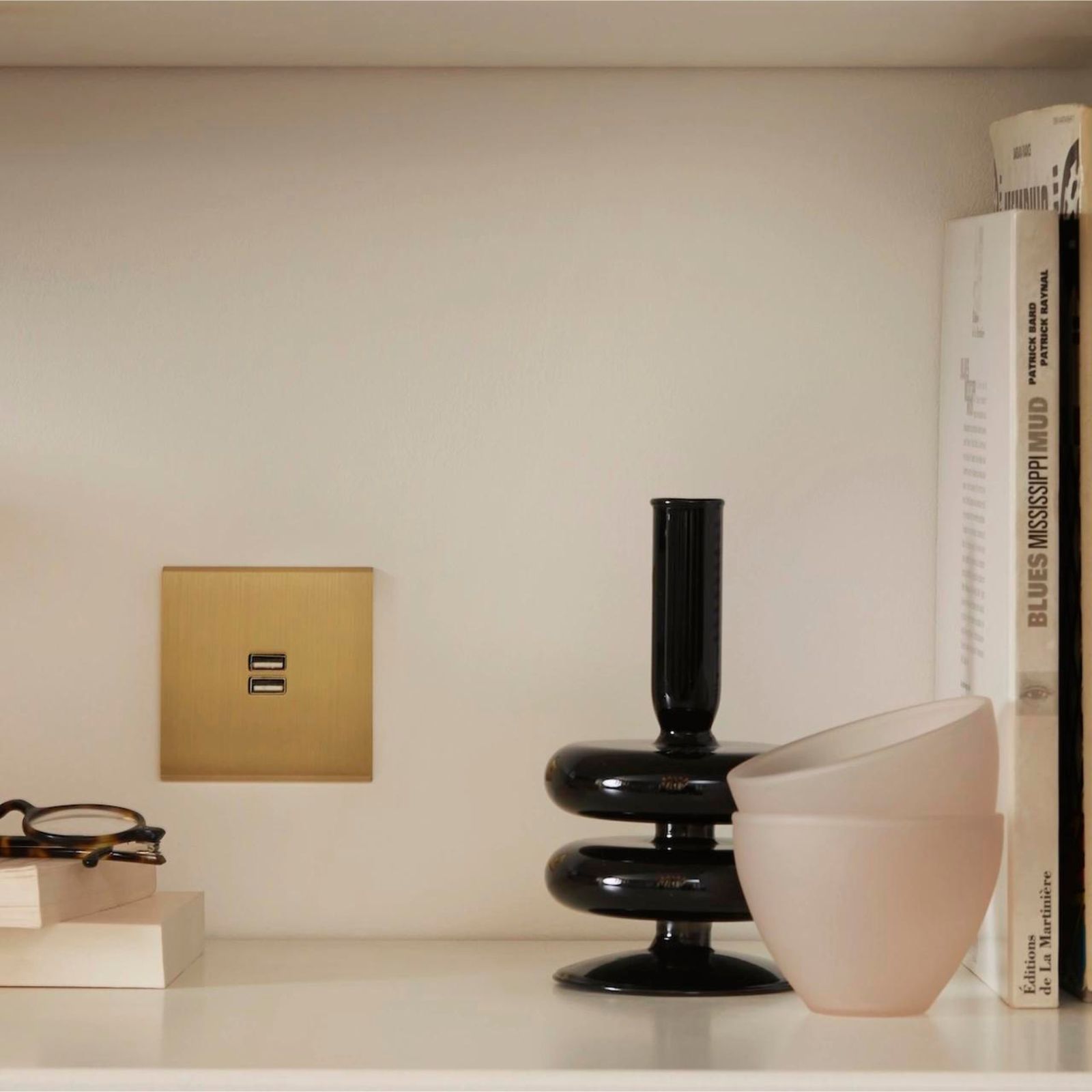 Confidence Vägguttag dubbel usb - Brushed brass