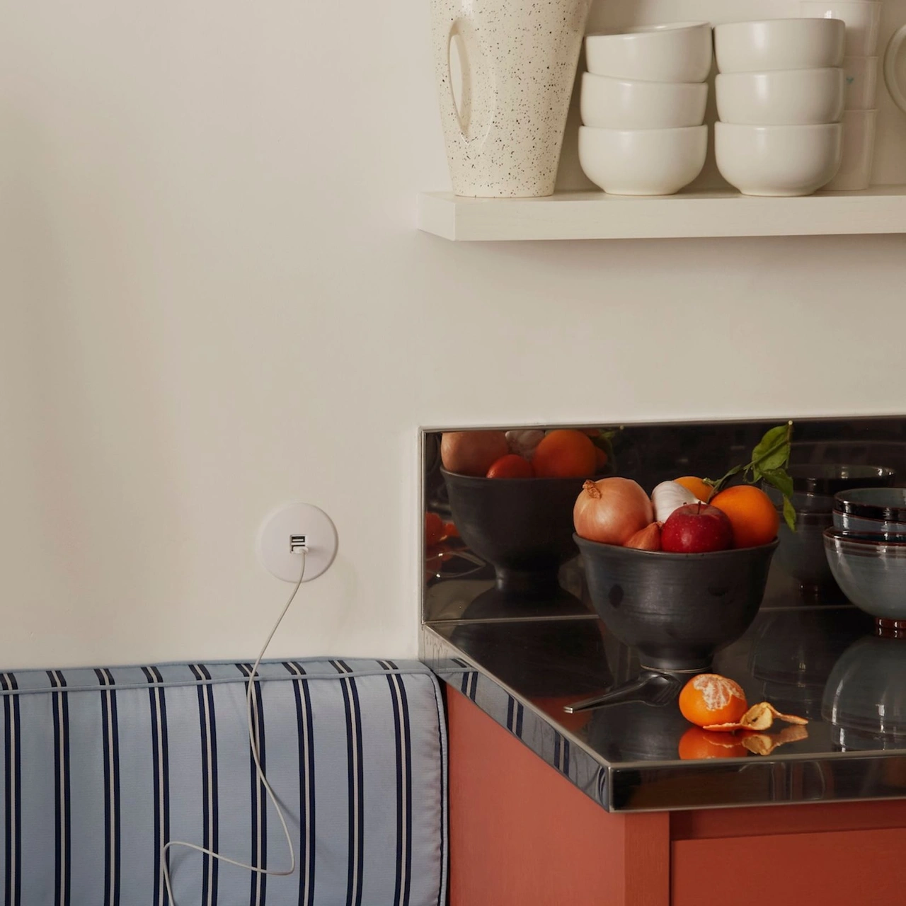 Iris Vägguttag dubbel usb - Vit