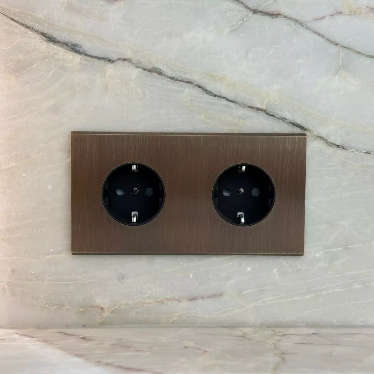 Confidence Vägguttag dubbel - Old bronze