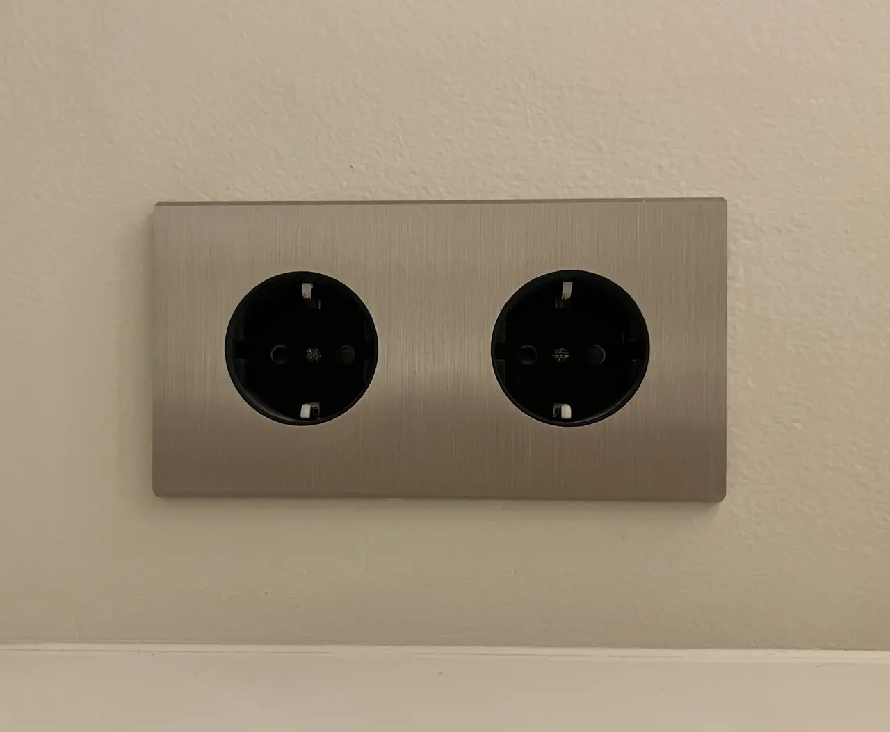 Confidence Vägguttag dubbel - Brushed steel