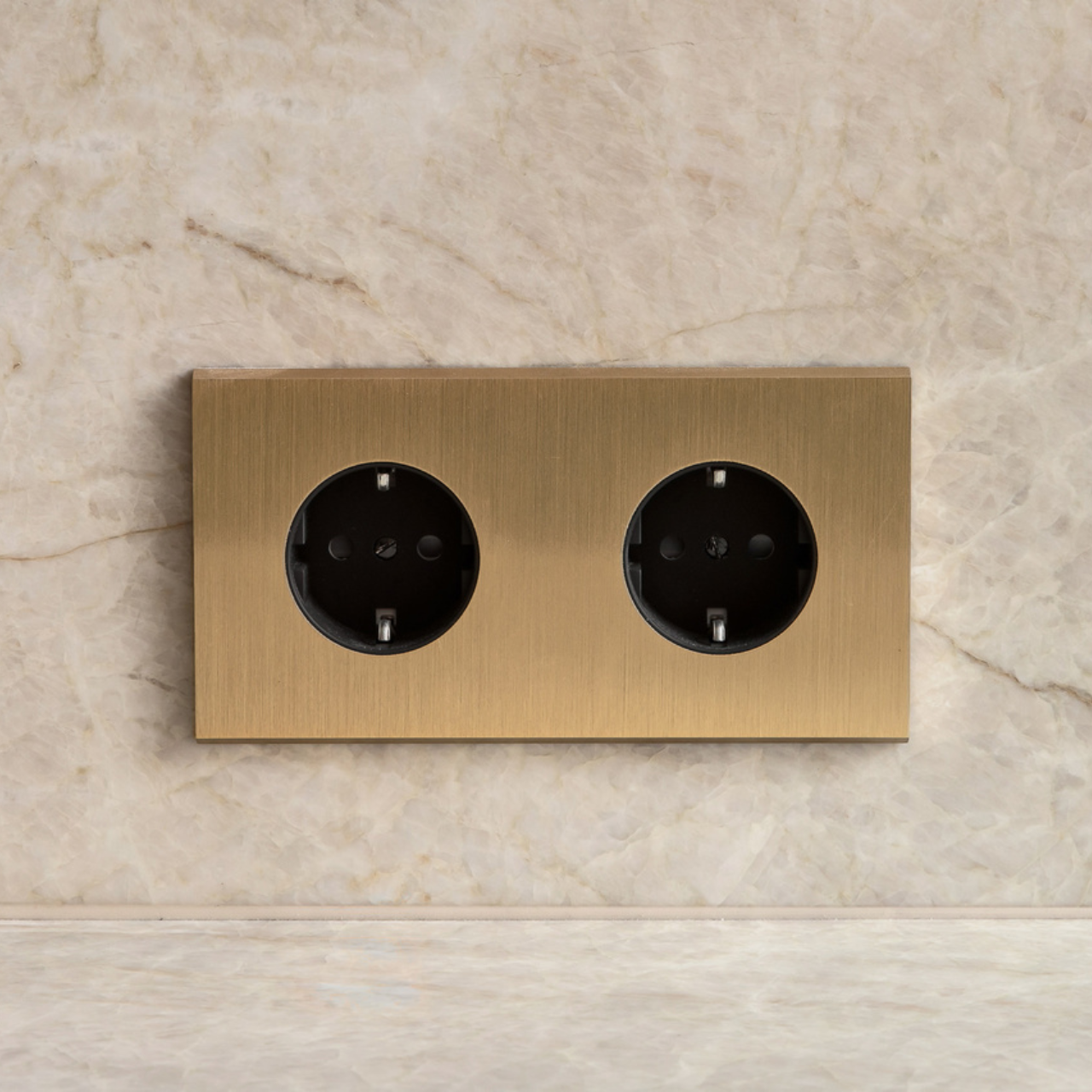 Confidence Vägguttag dubbel - Brushed brass