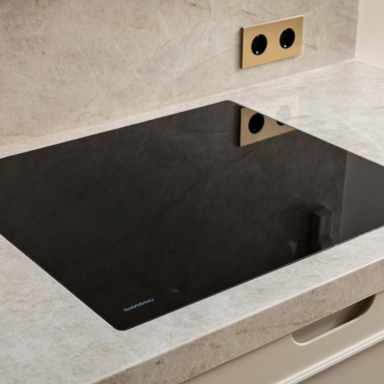 Confidence Vägguttag dubbel - Brushed brass