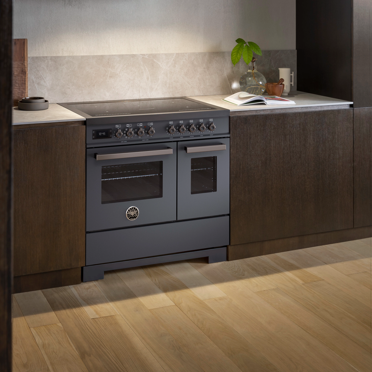 Bertazzoni Professional Induktionsspis, 90 cm, 5 zoner, 2 ugnar, carbonio