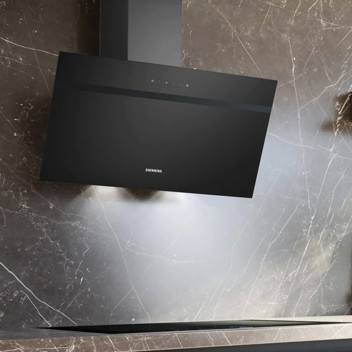 Siemens köksfläkt LC85KDK60 80 cm iQ300, väggmonterad med lutande glasdesign