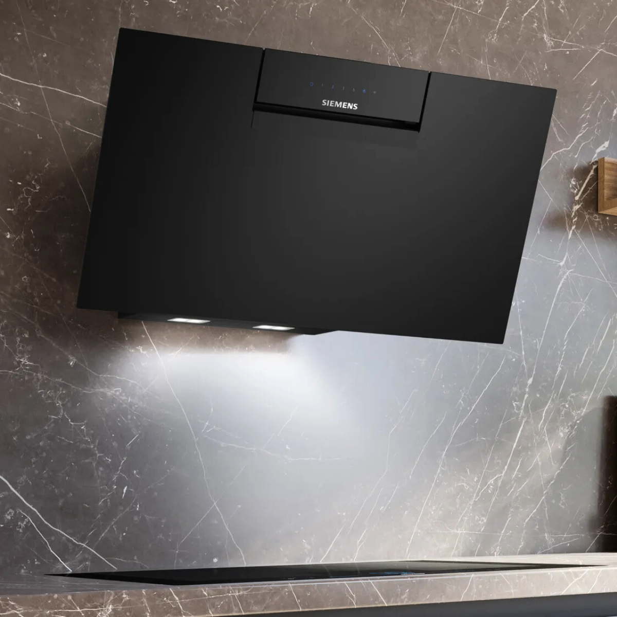 Siemens köksfläkt LC87KFN60 80 cm iQ300, väggmonterad med lutande svart glaspane