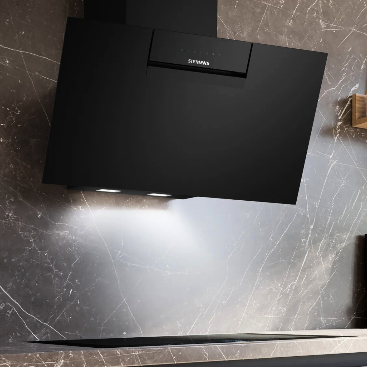 Siemens köksfläkt LC87KFN60 80 cm iQ300, väggmonterad med lutande svart glaspane