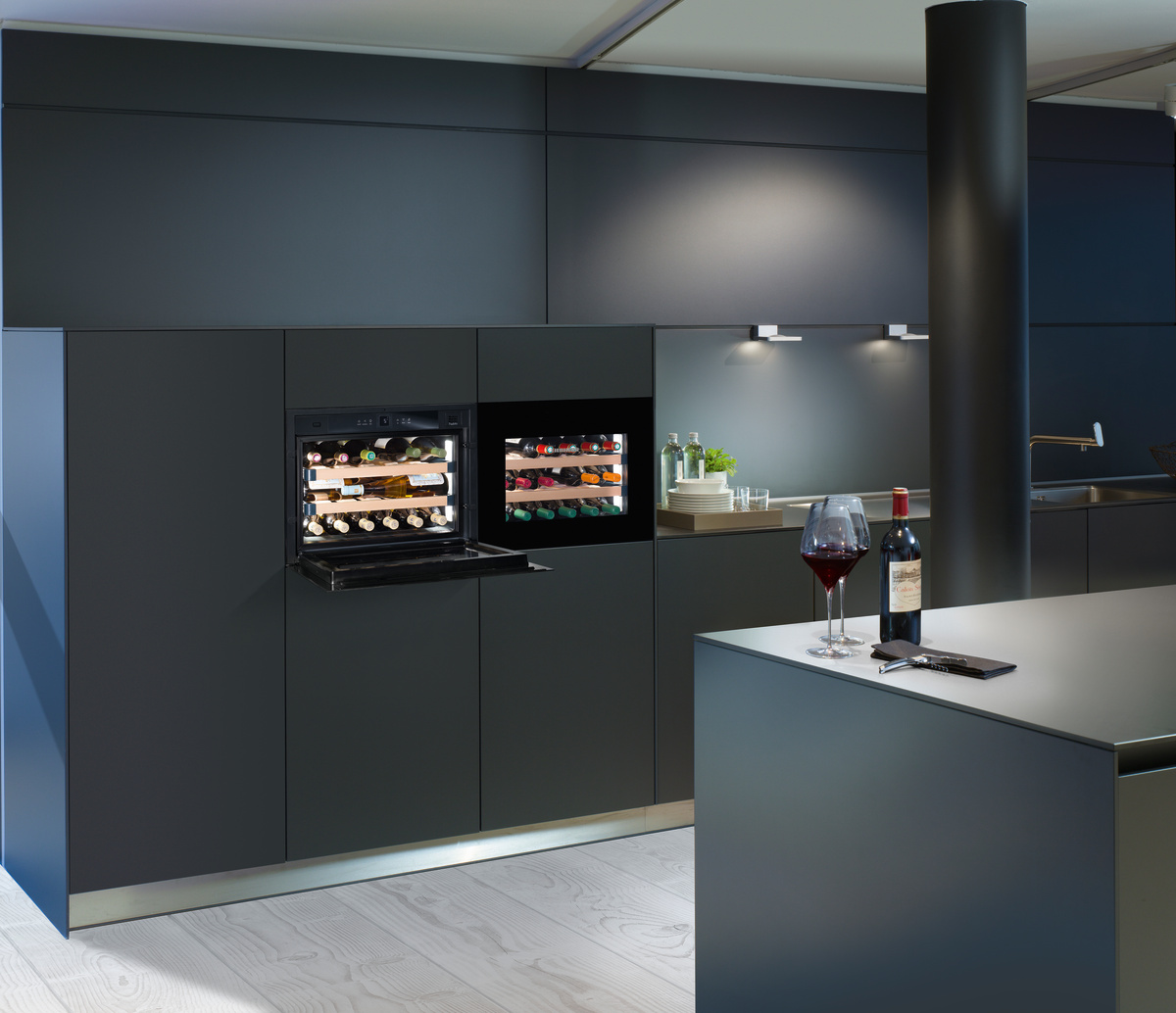 Liebherr Vinidor WKEgb 582-26 001 Inbyggd vinkyl  Black